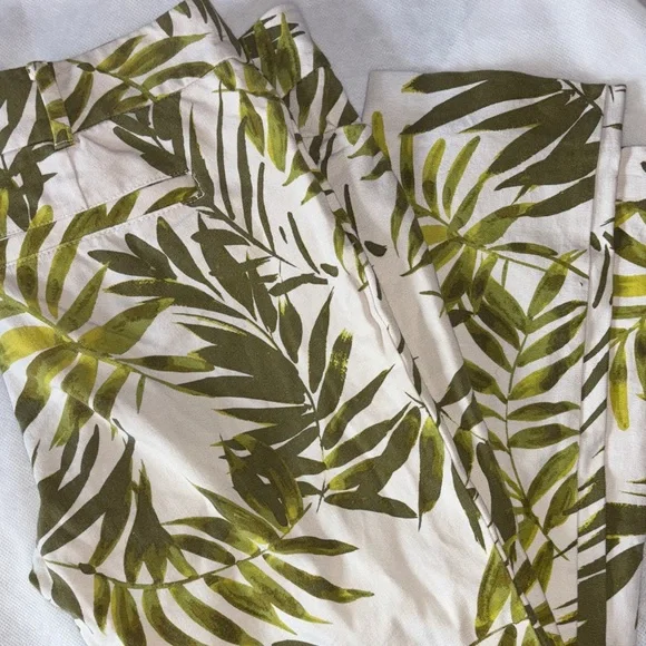 New York & Company Green Leaf Print Pants Size 6 - Picture 2 of 9